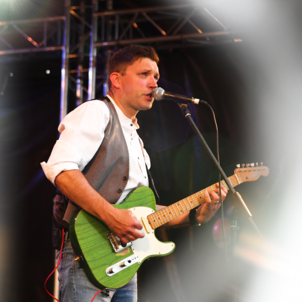 Gary Davies Quod Guitarist and Vocalist